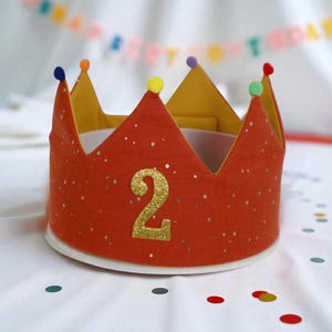 Personalisierte Geburtstagskrone aus Stoff | Handgenähte Kinder Krone | Geburtstagsdeko | Muslin & Pompoms | Geschenk für Kinder kupfer/gelb