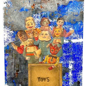 Peut inclure: Un collage de poupées en papier vintage avec des visages et des costumes peints, debout sur une boîte avec l'inscription "TOYS". Le fond présente un motif abstrait texturé avec de la peinture bleue et grise. Les poupées ont diverses expressions et tenues.