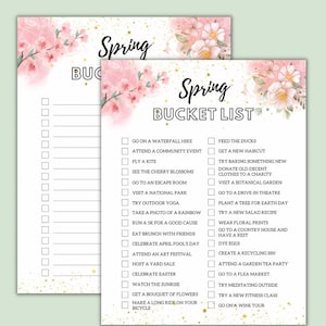 Op de afbeelding: Een afdrukbare lente-emmerlijst met roze bloemen- en gouden glitteraccenten. De lijst bevat activiteiten zoals een wandeling naar een waterval, deelname aan een gemeenschapsevenement, vliegeren, kersenbloesems bekijken en meer.