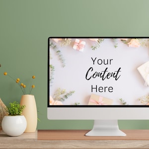 以下が含まれることがあります： 「Your Content Here」というテキストと共に、ピンクのバラ、ユーカリの葉、小さなギフトボックスがフラットに置かれた画像が表示されている白いデスクトップコンピューターです。