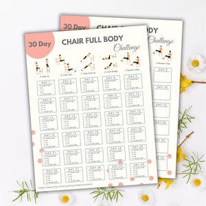 K&ouml;nnte beinhalten: Zwei druckbare 30-Tage-Trainingspl&auml;ne f&uuml;r die Ganzk&ouml;rper-Challenge mit Stuhl. Die rosa und wei&szlig;en Bl&auml;tter zeigen &Uuml;bungsdiagramme und t&auml;gliche Routinen. Der Text enth&auml;lt "30 Day Chair Full Body Challenge" und &Uuml;bungsnamen.