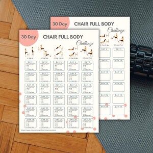 K&ouml;nnte beinhalten: Zwei druckbare 30-Tage-Stuhl-Ganzk&ouml;rper-Workout-Challenge-Bl&auml;tter. Die Bl&auml;tter haben ein rosa-wei&szlig;es Design mit &Uuml;bungsillustrationen und t&auml;glichen Trainingsanweisungen. Der Text "Chair Full Body Challenge" wird prominent angezeigt.