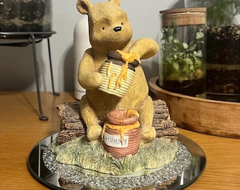 Nalle Puh Myntbössa • Disney Klassisk Puh Spargris • Border Fine Arts Studio - A1362
