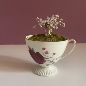 Uniek gedraaid draadsculptuur in vintage theekopje, gedraaide draadboom met Swarovski-kristallen