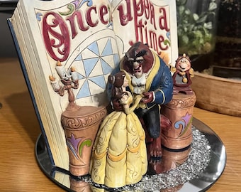 Kärleken består - Skönheten och odjuret sagobokfigur - Disney Traditions av Jim Shore