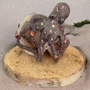 Sculpture de pieuvre faite à la main - Pièce d&#39;art OOAK unique, décor de créatures marines, pâte polymère, décor côtier, décor de coquillages, cadeau original