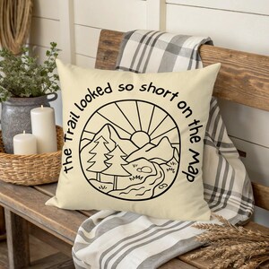 Coussin de randonnée drôle, Le sentier avait l'air court sur la carte, Coussin de plein air, Cadeau pour les amoureux de la nature, Coussin aventure, Idée cadeau de randonnée