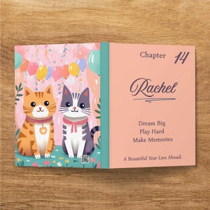 Può includere: Una copertina di libro rettangolare con un gatto soriano arancione e un gatto grigio e bianco seduti in un campo con palloncini. Il lato destro è rosa chiaro con il testo Chapter 14, Rachel, Dream Big, Play Hard, Make Memories, A Beautiful Year Lies Ahead.