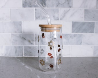 花とコーヒー豆のガラスカップ