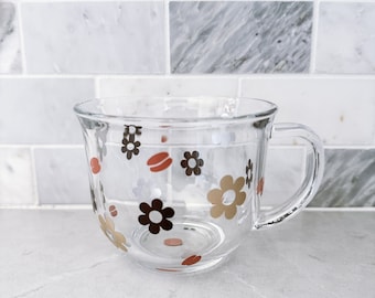 花とコーヒー豆のガラスカップ