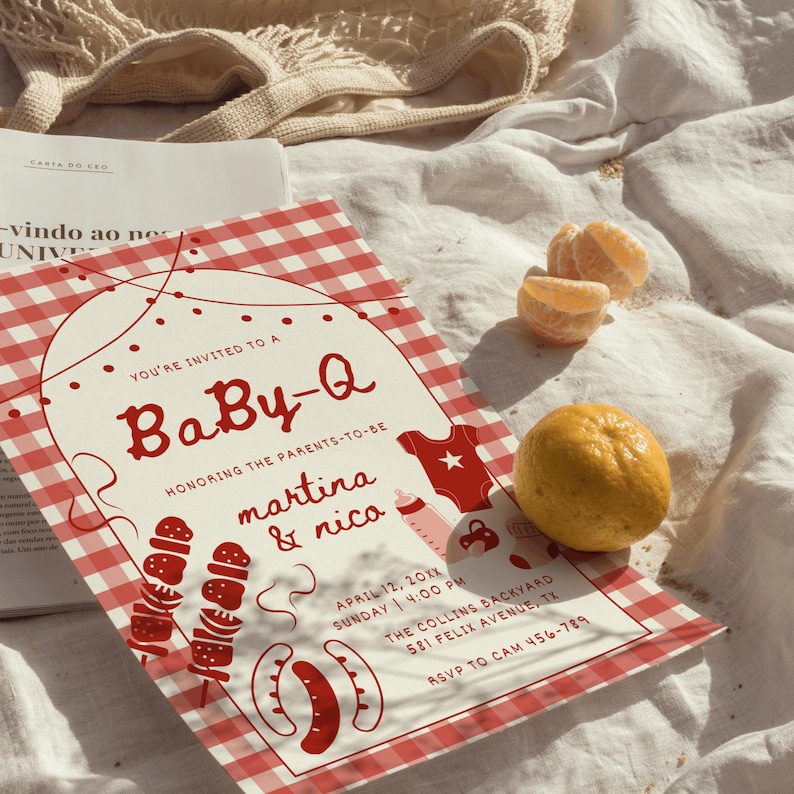 Op de afbeelding: Een uitnodiging voor een babyshower met een rood-wit geruit patroon. De uitnodiging luidt "Baby-Q" en bevat illustraties met barbecue-thema. Een hele citroen en gepelde sinaasappelsegmenten zijn ook zichtbaar.