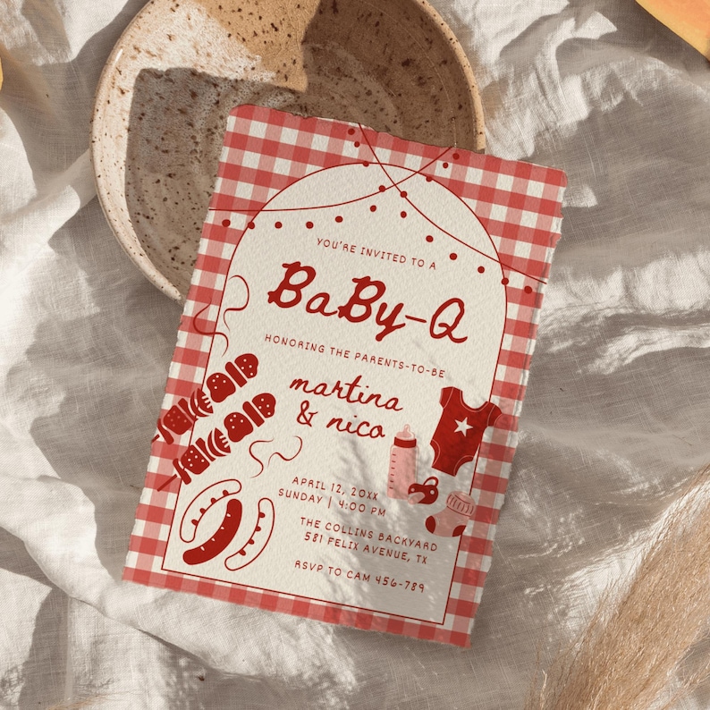 Op de afbeelding: Een rood-wit geblokte Baby-Q-uitnodiging met de tekst "Je bent uitgenodigd voor een Baby-Q" en evenementdetails. De uitnodiging bevat illustraties van barbecue-artikelen en baby-gerelateerde items.