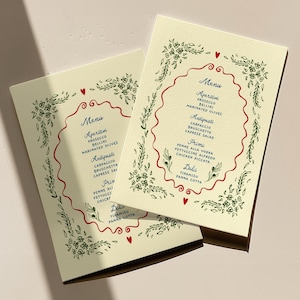 Könnte beinhalten: Zwei cremefarbene Menükarten mit einem zentralen roten Wellenrand, grünen Blumenillustrationen und kleinen roten Herzen. Der Text enthält Überschriften für Menu, Aperitivi, Antipasti, Primi und Dolci, gefolgt von Listen mit Speisen und Getränken.
