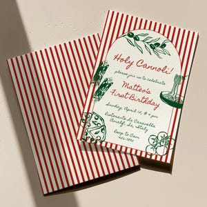 Pode incluir: Dois cartões de convite com um padrão de listras vermelhas e brancas. Um cartão apresenta texto e ilustrações em verde, incluindo as palavras "Holy Cannoli!" e "Matteo's First Birthday."