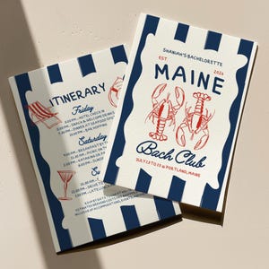 Könnte beinhalten: Zwei Einladungskarten mit nautischem Thema. Die Karten zeigen blau-weiße Streifen mit Text und Illustrationen in Rot und Blau. Auf einer Karte steht "Reiseplan" und auf der anderen "Maine Bach Club".