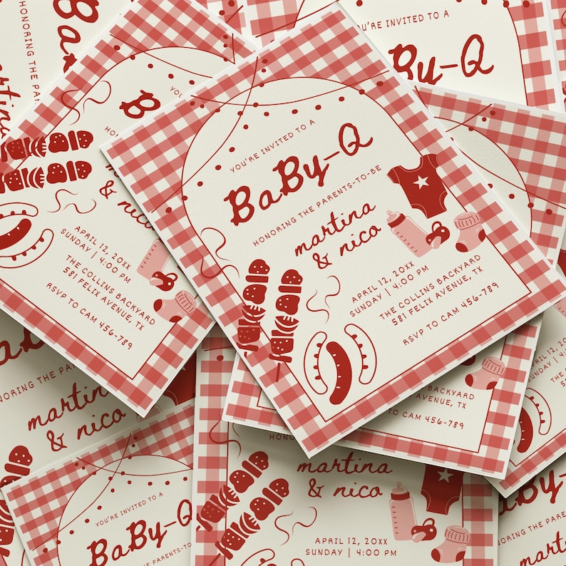 Op de afbeelding: Baby-Q baby shower uitnodigingen met een rood en wit geruit patroon. De uitnodigingen bevatten tekst en illustraties van baby-gerelateerde items en barbecuevoedsel. De tekst bevat de namen "martina & nica" en evenementdetails.
