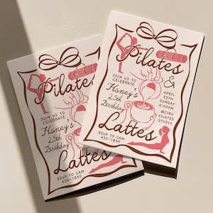 Può includere: Due biglietti d'invito color crema con grafica marrone e rosa. Le carte riportano "Pilates & Lattes" e includono testo per una festa di compleanno. Il design presenta illustrazioni di pose di pilates e caffè versato.