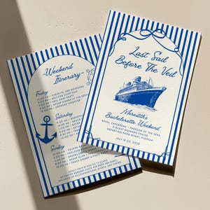 Op de afbeelding: Twee uitnodigingskaarten met een nautisch thema. De kaarten hebben blauwe en witte strepen, met tekst en illustraties in blauw. Eén kaart leest "Weekend Itinerary" en de andere "Last Sail Before The Veil".