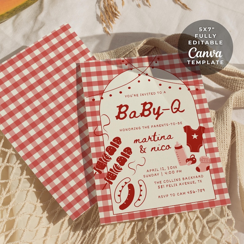Op de afbeelding: Een rood-wit geruite babyborrel uitnodiging met de tekst "Baby-Q" en evenementdetails. De uitnodiging bevat illustraties van barbecue-items en baby-iconen. De Canva-sjabloon is 12,7 x 17,8 cm groot.
