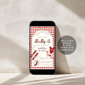 Op de afbeelding: Een smartphone toont een uitnodiging voor een babyshower met een rood-wit geblokte achtergrond. De uitnodiging luidt "Baby-Q" met illustraties van babyartikelen en barbecuevoedsel. De tekst bevat de namen "Martina & Nico" en evenementdetails.