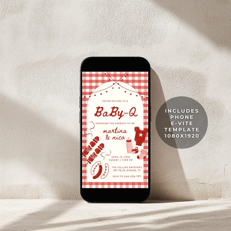 Op de afbeelding: Een smartphone toont een uitnodiging voor een babyshower met een rood-wit geblokte achtergrond. De uitnodiging luidt "Baby-Q" met illustraties van babyartikelen en barbecuevoedsel. De tekst bevat de namen "Martina & Nico" en evenementdetails.