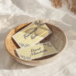 Może przedstawiać: Rustykalny drewniany szyld z napisem "Welcome to our home" w białych literach. Szyld ma postarzaną powierzchnię i prosty, zachęcający design, idealny do dekoracji wejścia.