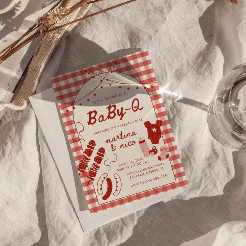 Op de afbeelding: Een uitnodiging voor een babyshower met een rood-wit geruit patroon. De uitnodiging bevat de tekst "Baby-Q" en details voor het evenement, inclusief de namen "martina & nico", datum, tijd en locatie.