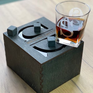 Kerstcadeau, houten kist met transparant acryldeksel, cadeau stalknecht, cadeau voor man, afstudeercadeau, jubileumcadeau, whiskyglazen