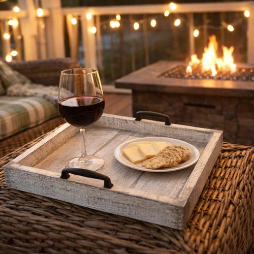 Plateau carré en bois de ferme rustique, plateaux rouges, blancs et bleus pour le jour de l'indépendance