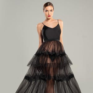 Elegantes und sexy Nachthemd mit langem Tüllrock, Satin und Spitzendetails - romantisch und anspruchsvoll