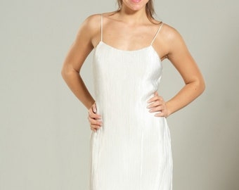 Satin Riemchen Plissee Midi Kleid - Lined & Lovely. Erhältlich in Weiß und Pink. Jetzt auf Etsy shoppen