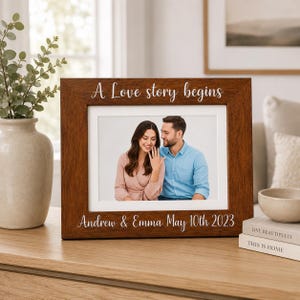 Cadre photo personnalisé « Notre histoire d'amour commence », cadeau de fiançailles personnalisé, cadre photo personnalisé pour couple, souvenir de demande en mariage
