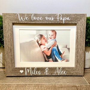 私たちはパパのパーソナライズされた写真フレーム、おじいちゃんへのプレゼント、父の日のプレゼント、おじいちゃんへのプレゼント、パパの父の日、おじいちゃんへのプレゼント、パパへのプレゼントが大好きです