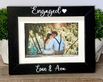 HUKINE Cornice Per Foto 20x25 Cm - 'She Said Yes' - Regalo Di Fidanzamento E Matrimonio In Legno Con Stampato UV, Da Tavolo O Parete