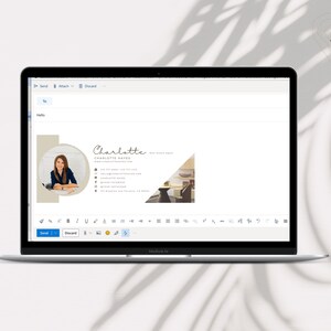 Op de afbeelding: Een laptopscherm dat een e-mail toont met een beige en witte e-mailhandtekening. De handtekening bevat een foto van een vrouw, de tekst "Charlotte" en contactgegevens. De e-mailhandtekening heeft de titel "It is Well".