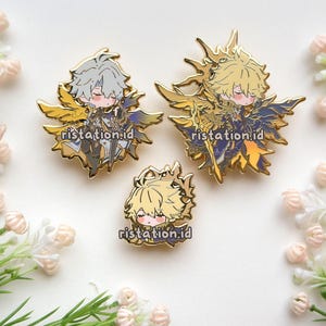 Op de afbeelding: Een handgemaakt houten bord met de tekst "Welkom" in een speels lettertype. Het bord is wit geschilderd met een verweerde afwerking en heeft een bloemenontwerp in roze en groene tinten. Het meet ongeveer 30 cm breed.