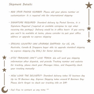 Puede incluir: Texto sobre un fondo blanco con texto marr&oacute;n que describe los detalles y la informaci&oacute;n de env&iacute;o. El texto incluye: "ADD YPOR PHONE NUMBER", "SIGNATURE REQUIRED", "SPECIFIC COUNTRY CAN UPGRADE SHIPPING", "ETSY TRACKING CAN'T LIVE TRACK", "HOW LONG THE DELIVERY?", y "Feel Free ro contact us any time".