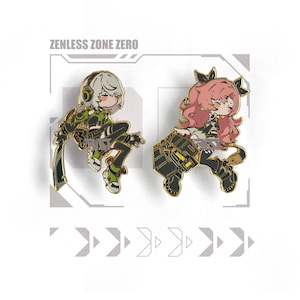 Puede incluir: Dos pines esmaltados con personajes de estilo anime. Un pin muestra un personaje con cabello blanco y un atuendo verde y negro, sosteniendo una espada. El otro pin muestra un personaje con cabello rosado y un atuendo negro y dorado. El texto "ZENLESS ZONE ZERO" está en la parte superior.