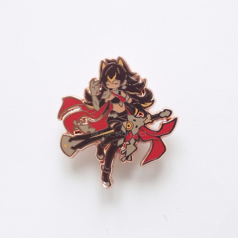 Puede incluir: Pin de esmalte de oro rosa con un personaje de dibujos animados con cabello negro largo, vistiendo un atuendo rojo y negro, sosteniendo una espada y un escudo. El personaje est&aacute; en una pose de vuelo.