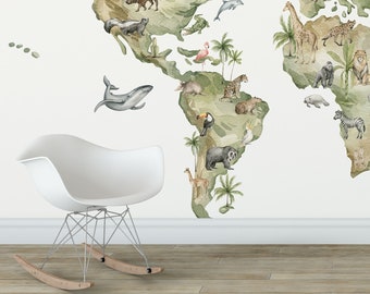 Puede incluir: Un mapa del mundo en acuarela con animales de diferentes continentes. El mapa está pintado en tonos verdes y marrones, con un fondo blanco. Los animales están representados en un estilo caprichoso, con algunos animales de pie sobre sus patas traseras y otros sentados o acostados. El mapa es una gran herramienta educativa para los niños, y también sería una hermosa adición a cualquier decoración del hogar.
