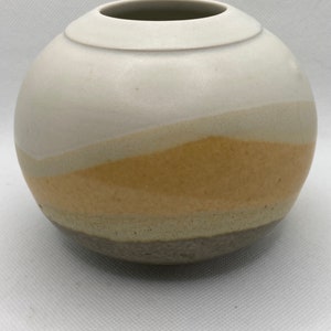 Poterie en céramique faite à la main circulaire rond orbe vase paysage motif terre couleurs Artiste signé