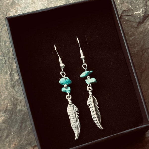 Magnifiques boucles d'oreilles plumes argentées et puces turquoise avec fils en argent massif