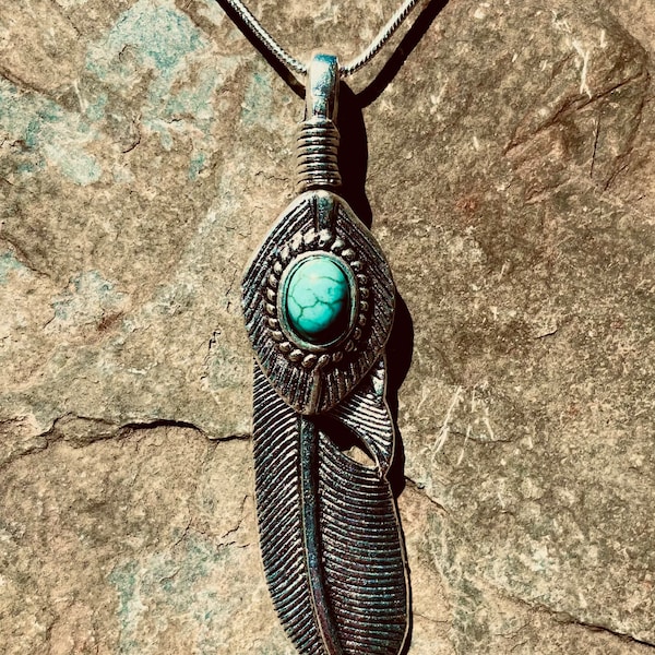 Collier de style amérindien avec pendentif plume turquoise et plaqué argent