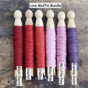 Pu&ograve; includere: Un Love Muffin Bundle di sei mollette da bucato in legno avvolte nel filo. I colori sono etichettati come Black Cherry, Scarlet, Crabby, Baby Pink, My Little Pony ed Evening Violet. Ogni molletta presenta una parte superiore in legno naturale.