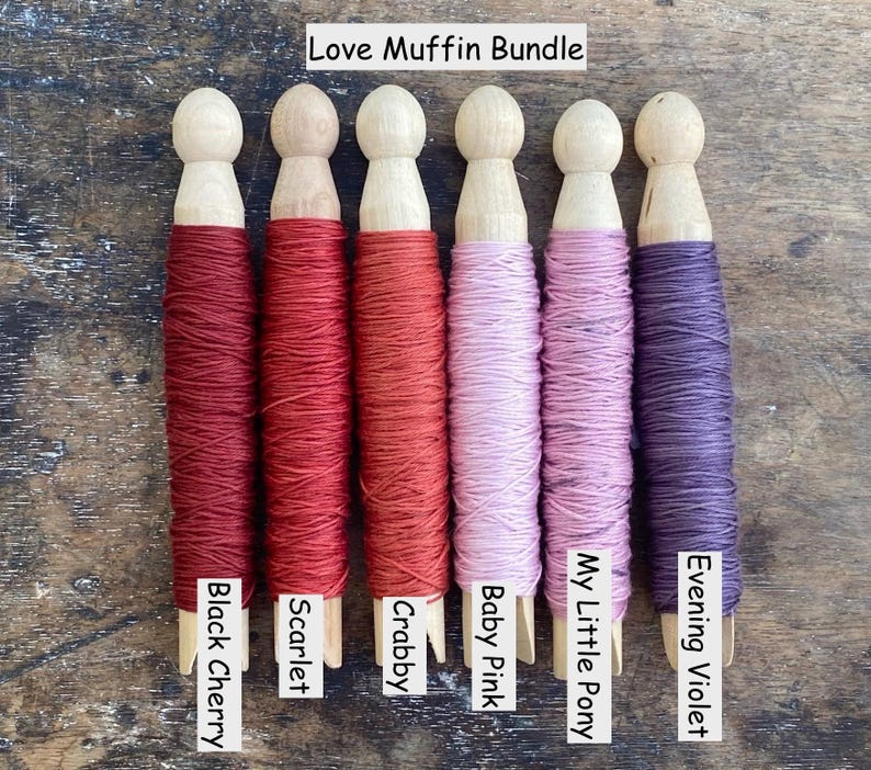 Pu&ograve; includere: Un Love Muffin Bundle di sei mollette da bucato in legno avvolte nel filo. I colori sono etichettati come Black Cherry, Scarlet, Crabby, Baby Pink, My Little Pony ed Evening Violet. Ogni molletta presenta una parte superiore in legno naturale.