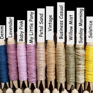 Pu&ograve; includere: Tredici mollette da bucato in legno avvolte con filo colorato, ognuna etichettata con cartellini bianchi che riportano Sea Glass, Harbor, Denim, Lavender, Baby Pink, My Little Pony, Petal Sand, Vintage, Business Casual, Willow Mist, Sunday Morning, Solstice, Lantern, Tapestry.