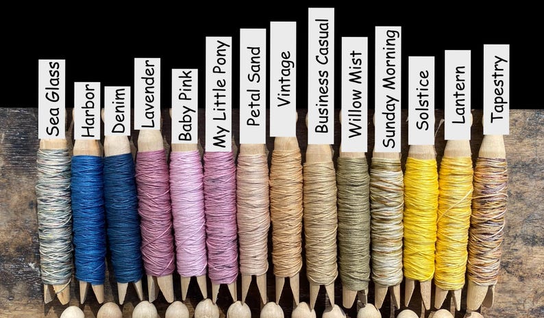 Pu&ograve; includere: Tredici mollette da bucato in legno avvolte con filo colorato, ognuna etichettata con cartellini bianchi che riportano Sea Glass, Harbor, Denim, Lavender, Baby Pink, My Little Pony, Petal Sand, Vintage, Business Casual, Willow Mist, Sunday Morning, Solstice, Lantern, Tapestry.