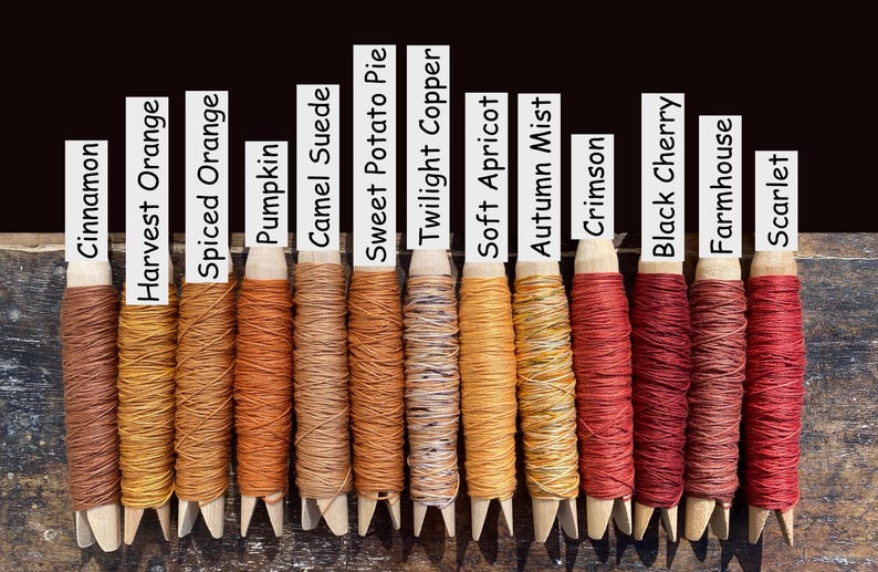 Pu&ograve; includere: Tredici mollette da bucato in legno avvolte con filo colorato, etichettate Cinnamon, Harvest Orange, Spiced Orange, Pumpkin, Camel Suede, Sweet Potato Pie, Twilight Copper, Soft Apricot, Autumn Mist, Crimson, Black Cherry, Farmhouse e Scarlet.