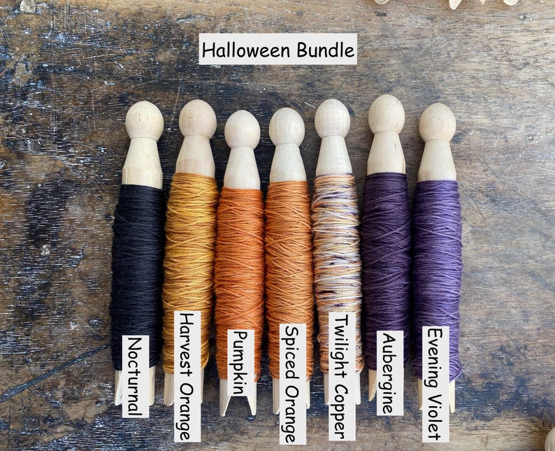 Pu&ograve; includere: Un Halloween Bundle di sette mollette da bucato in legno avvolte nel filo. I colori sono etichettati come Nocturnal, Harvest Orange, Pumpkin, Spiced Orange, Twilight Copper, Aubergine ed Evening Violet. Ogni molletta ha una testa in legno naturale.