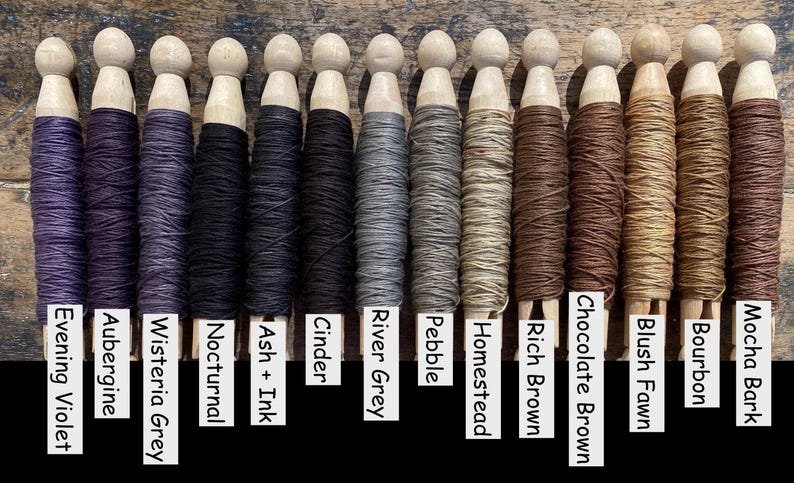 Pu&ograve; includere: Quattordici mollette da bucato in legno avvolte con fili di vari colori, etichettate Evening Violet, Aubergine, Wisteria Grey, Nocturnal, Ash + Ink, Cinder, River Grey, Pebble, Homestead, Rich Brown, Chocolate Brown, Blush Fawn, Bourbon e Mocha Bark.